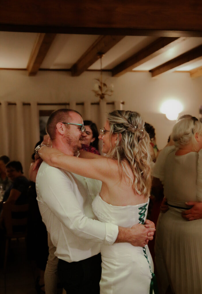 Portrait intime de couple lors d'un mariage dans la région de Haguenau